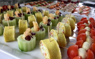 Mieten Sie den Raum in Konstanz im Wasserturm. Optional dazu buchen können sie verschiedene Verpflegungspakete z. B. ein regionales Fingerfood-Catering.