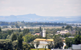 Raum mieten Konstanz - Von Konstanz aus gesehen: Sportplatz Schänzle, Seerhein, Stromeyersdorf mit Restaurant Bleiche, Wasserturm Stromeyersdorf, Insel Reichenau mit großer Allee und im Hintergrund die Hegau-Vulkane.