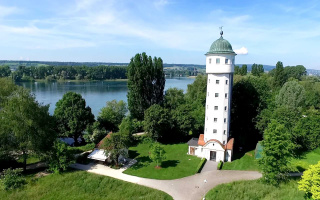 Raum mieten Konstanz - Blick von oben auf den Wasserturm Stromeyersdorf am Seerhein mit dem daneben liegenden »Restaurant Esszimmer« im alten Pumpenhaus.