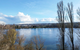Blick auf den Seerhein, die Stadt Konstanz und die schweizer Stadt Kreuzlingen. Im Hintergrund ist der 2.502 hohe Säntis zu sehen. Genießen Sie den Fernblick, wenn Sie den Raum mieten in Konstanz im Wasserturm.